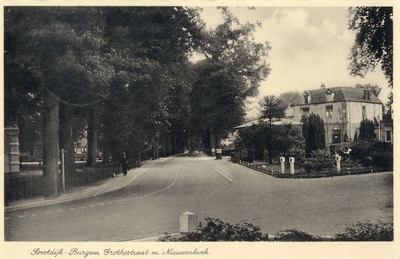 14273 Gezicht op het Nieuwerhoekplein met bebouwing te Soestdijk (gemeente Soest) uit het westen; met op de achtergrond ...